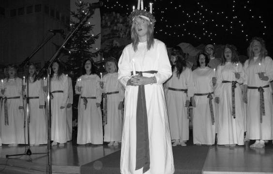 Stämningsfull Lucia P å ett mycket välbesökt månadsmöte, det sista för terminen, den tolfte december fick SPF Falubygden uppleva en stämningsfylld timme med musik.