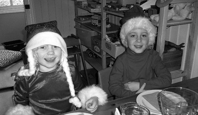 För närvarande är vi fem som jobbar här. All personal har utbildning för att arbeta i förskola. Vi är tre förskollärare, en barnskötare och en fritidspedagog.