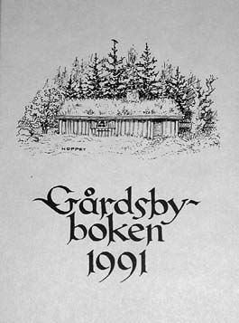Vedkaminens hemtrevliga sprak spred en behaglig värme i den gamla skolsalen. Mika och Henrik har bott i Almshult 1 år nu, och renoveringarna tog merparten av 2007.