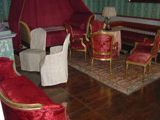 Även dessa möbler är förgyllda och klädda med rött sidentyg. Armlänstolarna är försedda med samma möbelsnodd som min lilla soffa hade.