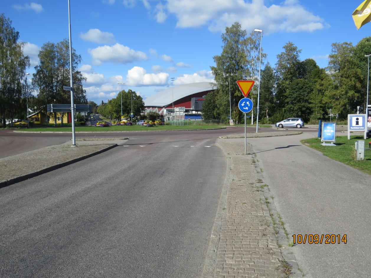 Sida 4(7) Olycksplatsen Bild 1: Den röda stjärnan anger olycksplatsen och pilen varifrån mc:n kom körande. Olyckan skedde i en enfilig rondell (se bild 1).