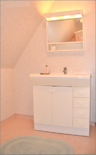 Rum med wc/dusch Över sadelkammaren/förrådet finns en separat boningsdel innehållande hall, ett sovrum, klädkammare samt wc/dusch.