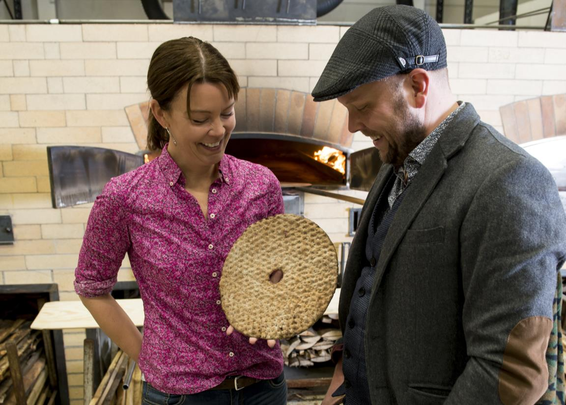 Sveriges Toscana i gamla fabriken Malin Floridan och Anders Åkerberg i fabriken där det åter bakas handgräddat knäckebröd.