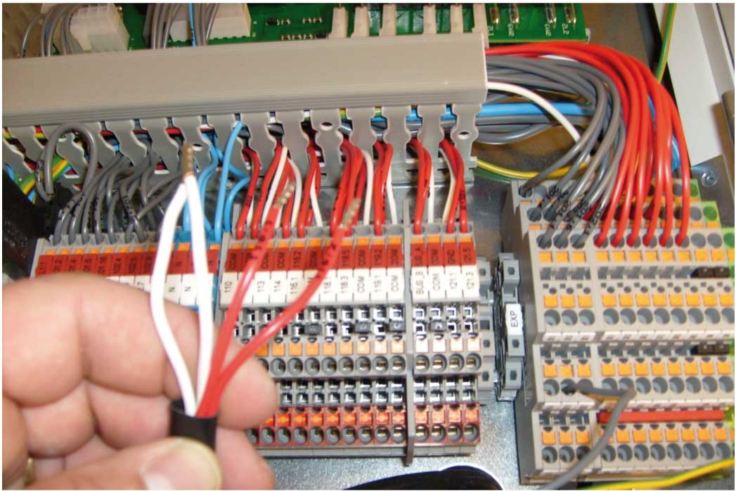 0 0 V och larm N Gäller endast reglercentraler med inbyggd cirkulationspump. Detta gäller värmepumpmodellerna Danfoss DHP-AQ Midi och DHP-AQ Maxi.