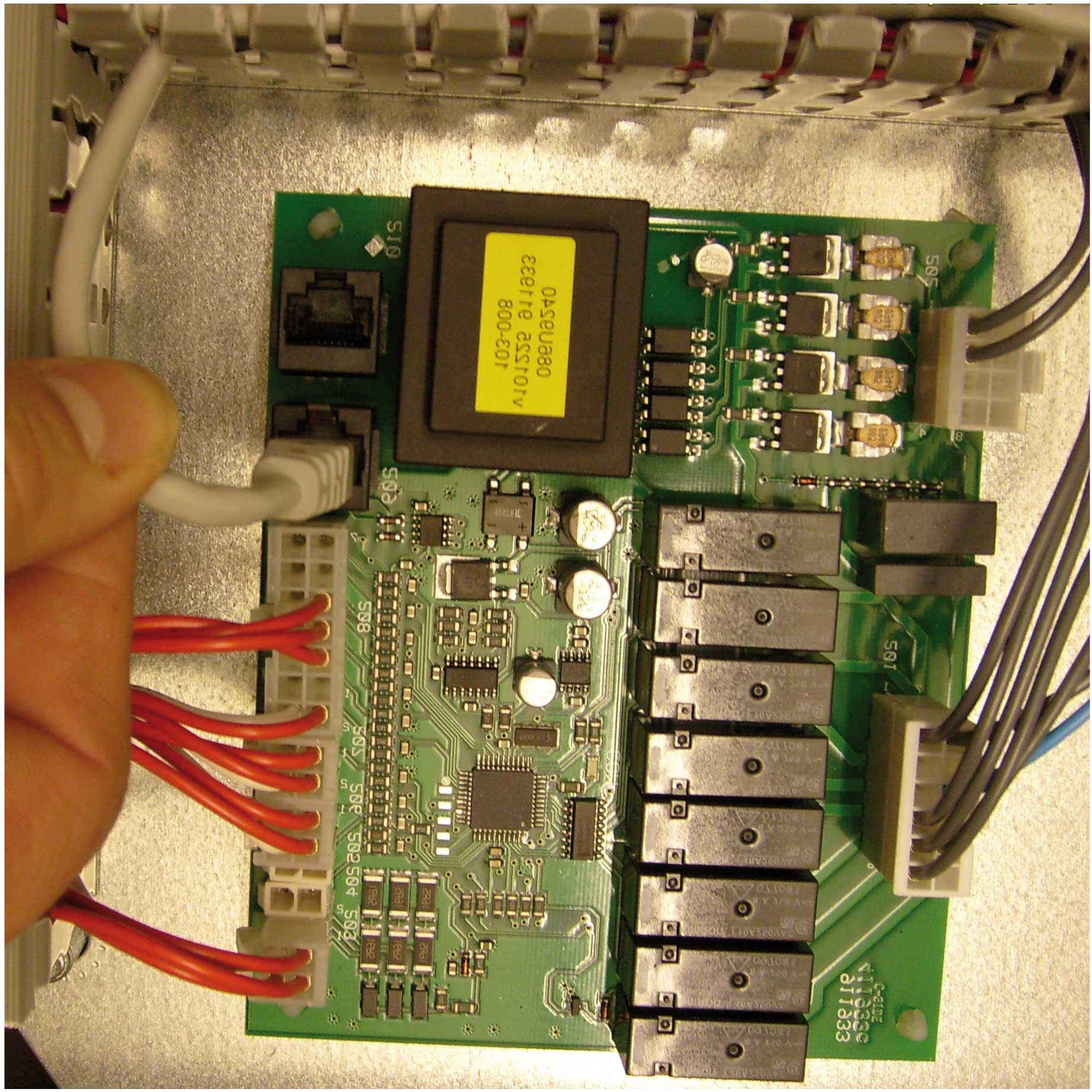 Kommunikationskabel RJ-45 Se bild på sidan 6 för placeringar i reglercentralen.. Anslut den bifogade RJ-45-kabeln till expansionskortets uttag märkt 09.