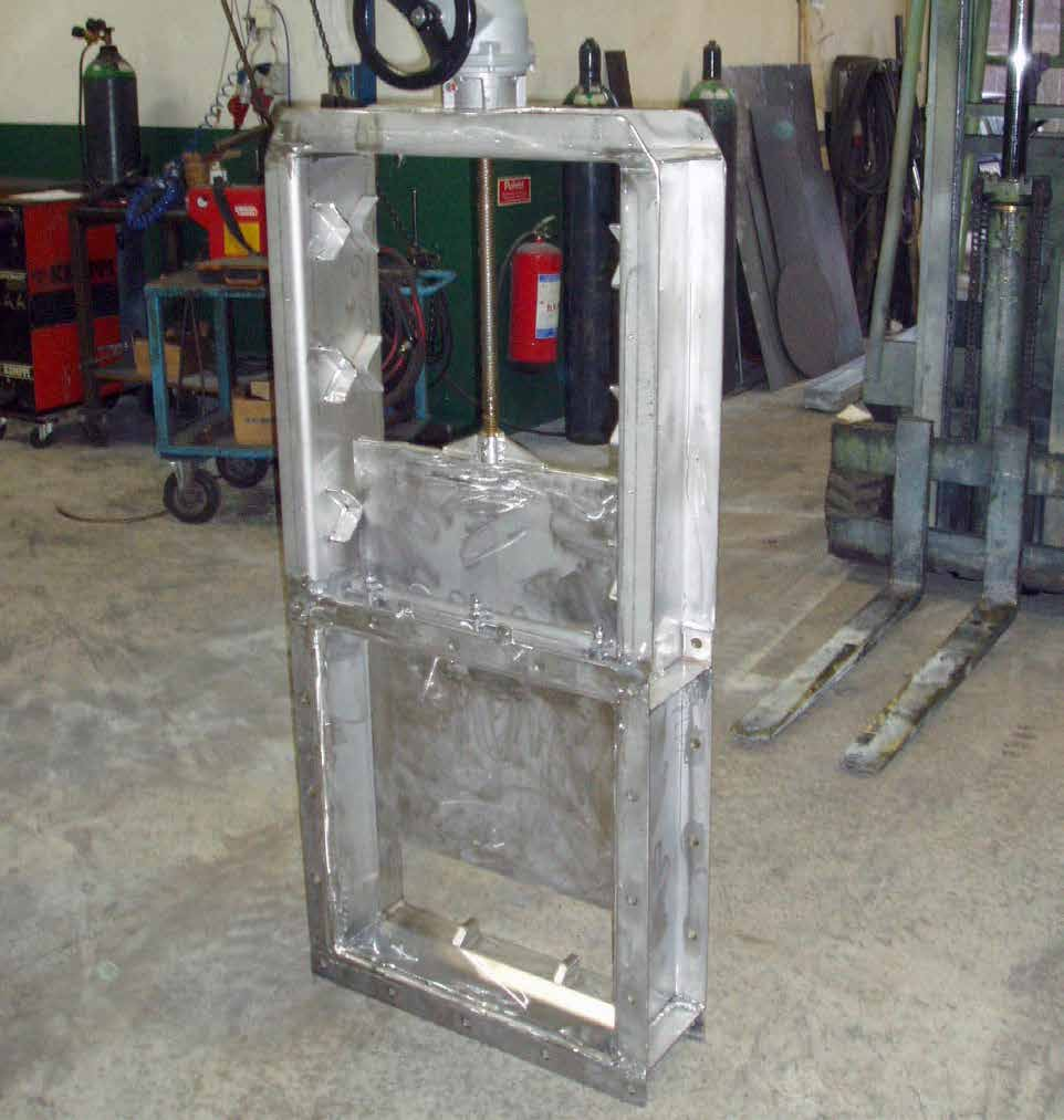 Series 500 is a guillotine damper which is appropriate for large amounts of dust or where a free area is required.