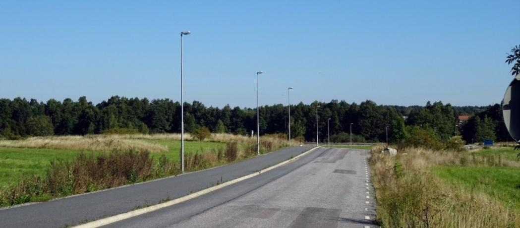 Den äldre vägsträckningen följde höjdsträckningen till vänster i bild mot Brobäcken.