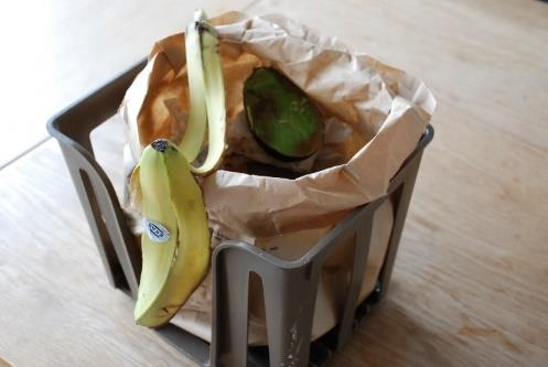 - Buss/spbil: På 1000 bananskal kan man köra 75 km. Kmmentar: Bananskal antas väga 50 gram. Bigasptentialen i en matavfallspåse mtsvarar drygt 2 kwh. På 2 kwh kan man köra nästan 4 km.
