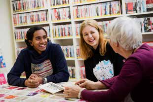 IT-HJÄLP Har du frågor om din dator, surfplatta eller mobiltelefon? Biblioteken i Mölndal hjälper dig som har frågor om teknik i vardagen. Inga frågor är för dumma! Kostnadsfritt, varje vecka.