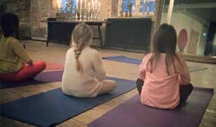 YOGASAGA Ett land med ett stort magiskt berg. I byn nere i dalen finns människor som letar efter skatten i berget. Följ med på äventyr. För barn 3-6 år. Entré: 20 kr för både stora och små.