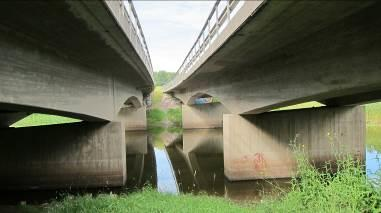 Dnr SHB 13/136 38/40 Område 4 Gångstig under motorvägsbron (förbättrad tillgänglighet) De befintliga passagerna är trånga och upplevs mest som ett hinder på vägen mellan Marieberg och Stenbro.