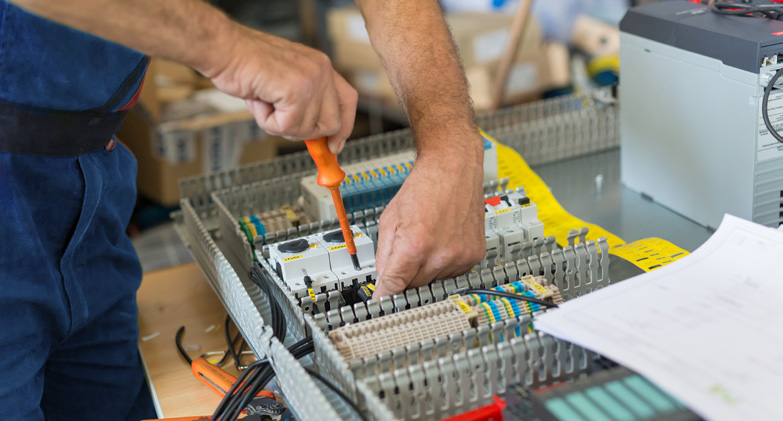 13 Foto: Mostphotos Tillsyn Inom verksamhetsområdet Tillsyn utför Elsäkerhetsverket arbetet uppdelat i verksamhetsgrenarna Tillsyn av anläggningar och installatörer samt Tillsyn av elektrisk materiel.