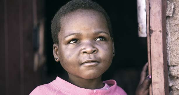 foto: simon stanford/ikon SMS:a LJUS till 72905 och ge 50 kr! Tebenguni Simelane är fem år gammal och bor i Matsaphas slum i Swaziland. Varje år dör närmare 7 miljoner barn innan sin femte födelsedag.