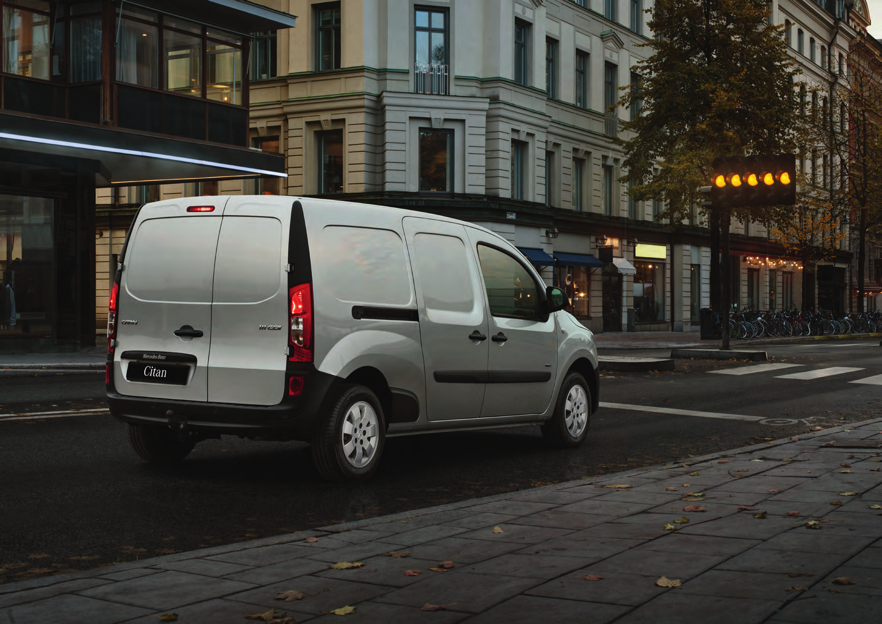 Citan Bilen som växer med varje dag. Stor när du behöver lasta. Smidig när du ska fram i trånga utrymmen. Citan är en transportbil skapad för att överleva i city.