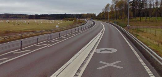 25 / 69 Hastighetsbegränsningen utanför området är 100 km/h dock ligger det en rondell i direkt anslutning till vägen där vägarna E45 och E 18 möts så hastigheterna är bedömt lägre.