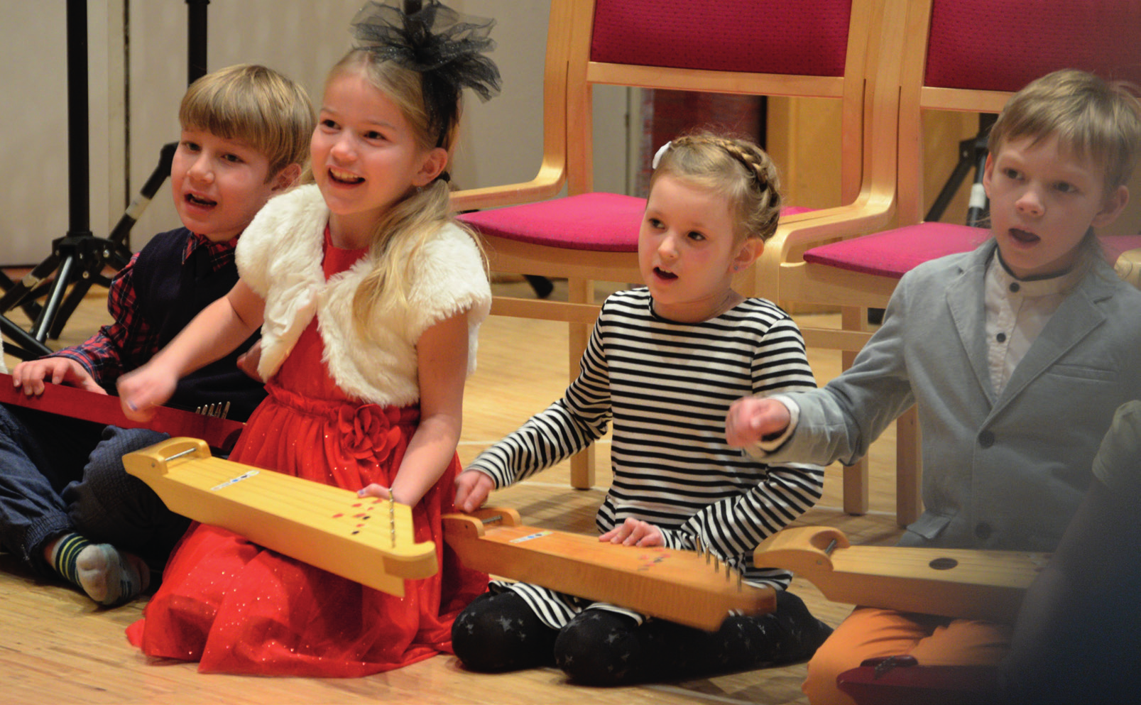 4 Musiklekskolan Musiklekskolan riktar sig till 3-6 åringar. Undervisningen sker i grupper om 6-15 barn. Barnen antas i anmälningsordning. Lektionstiden är vanligtvis 45 minuter per vecka.