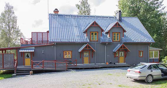 lämplig för familjer med barn under 8 år, 1,5 km ll närmaste sjö (Yxesjön), 16 km ll Lenungshammar 2 Zimmer und Kochnische, Schlafplatz im Dachboden, 5 Be en, 50 qm, Küchenausstaltung, Geschirr,