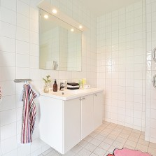 Dusch med vikbara glasdörrar, toalett