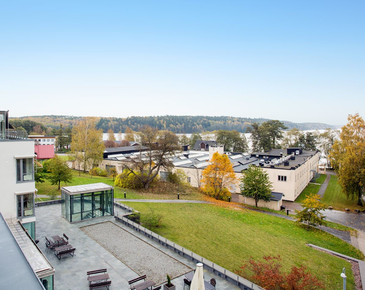 White Building är beläget i ett harmoniskt läge med fina promenadstråk längs med