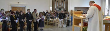 Slovenske zveze na Švedskem, ki povezuje vsa slovenska društva in predsednik slovenskega društva v Köpingu, Alojz Macuh; ansambel Lunca iz Slovenije, prijatelji Rafaelove družbe in Višarskih dnevov