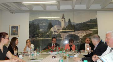 Alojz Macuh, predsednik Slovenske zveze na Švedskem Spoštovani člani Slovenski zveze! Spoštovani, najprej vse skupaj najlepše pozdravljam v imenu Slovenske zveze.