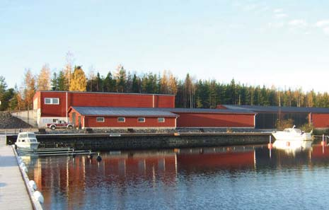 Föreningen Upplands Väsby båtsällskap har i dagsläget ca 400 båtplatser och ungefär lika många uppläggningsplatser intill hamnen. De arrenderar marken av kommunen.