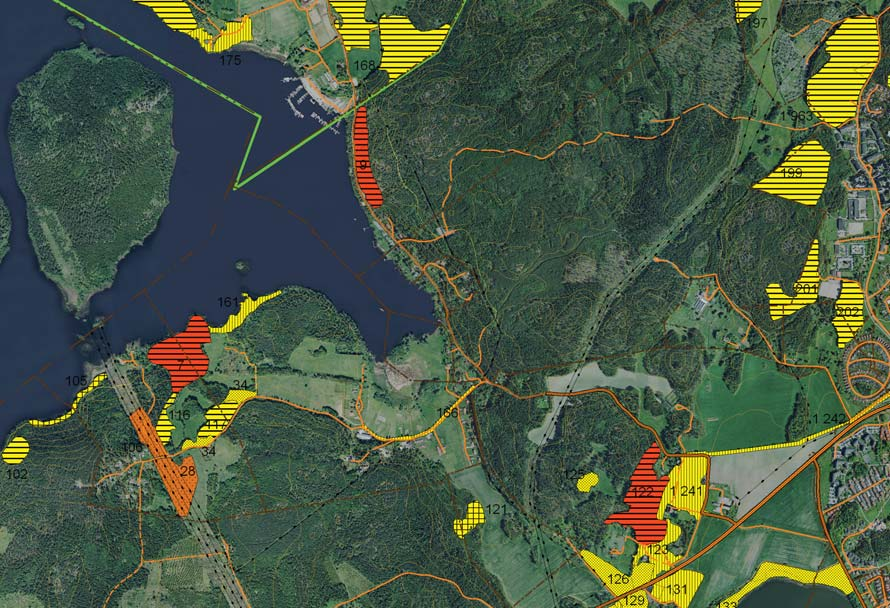 Igenväxande naturbetesmark. 175. 176. 168. 197. 168. Barrblandskog SO Sätra gård. Flerskiktad barrblandskog med inslag av äldre tallar. I den östra delen finns ett mindre sumpskogsparti. 1963. 9.