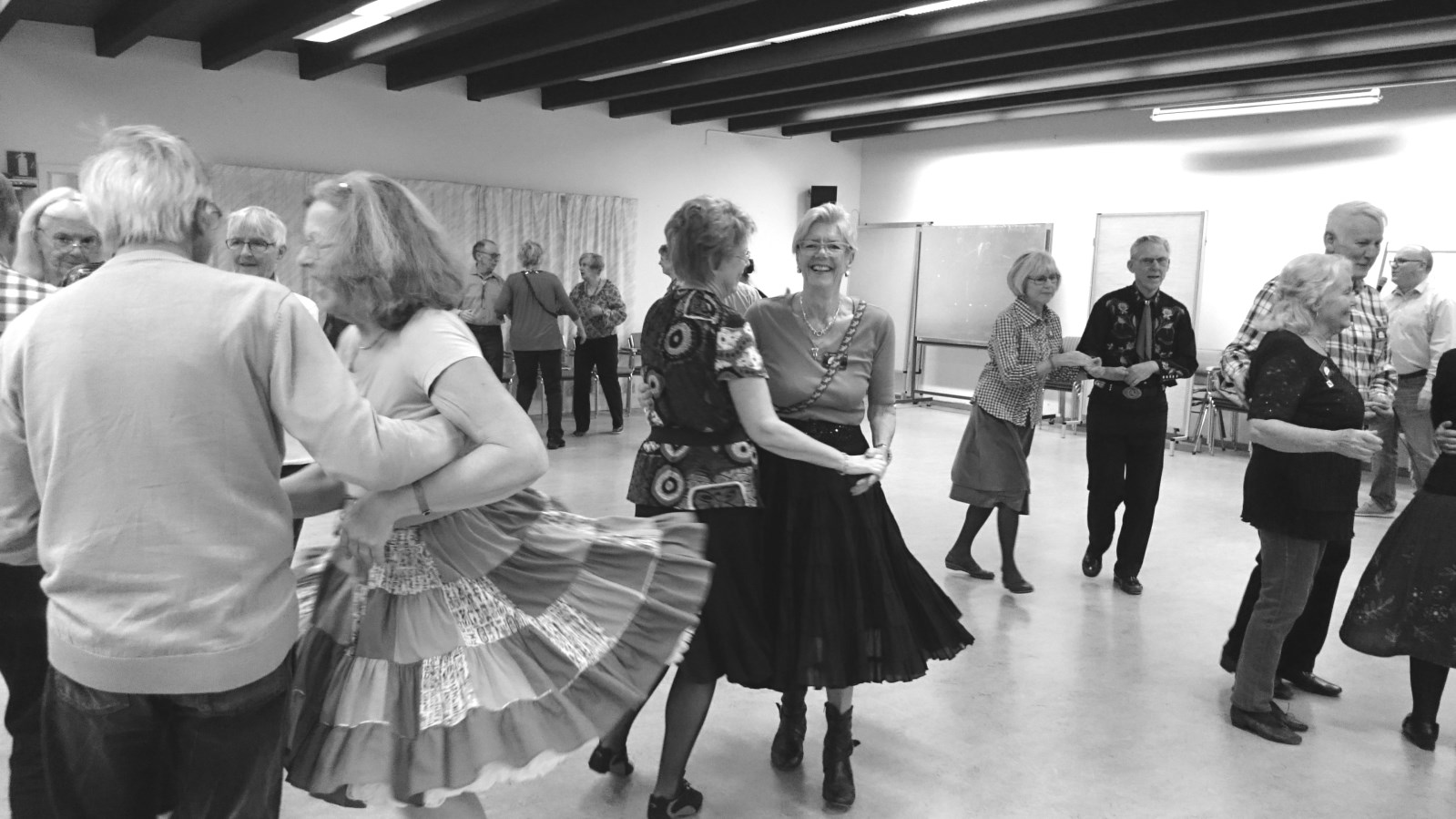 Danser och kurser Dagen före första advent dansade vi Plus A2 i Folkets hus Kallhäll. Vår caller Micke Gerkman sjunger så rytmiskt och med sådant flyt att man går direkt in i nästa call.