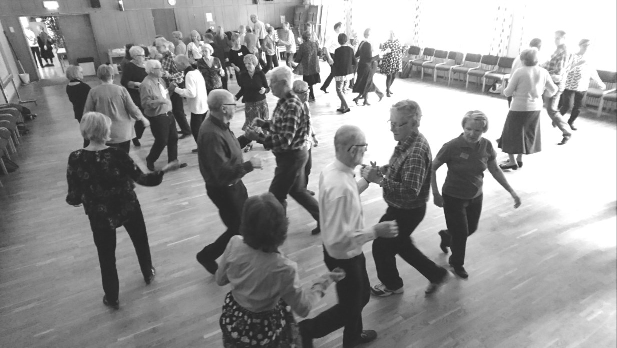 En trevlig eftermiddag på Åsen Vi var ett drygt 50-tal ungdomliga seniorer som samlades i Hägerstensåsens medborgarhus för att dansa squaredans söndagen den 3 april. Micke Gerkman var caller.