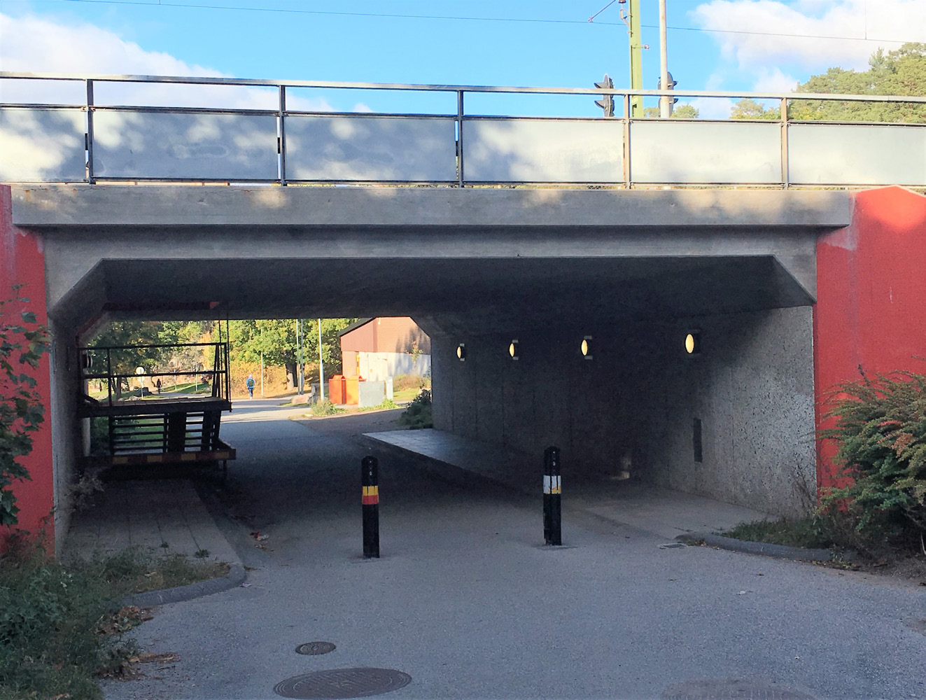 Uppdrag 4: Gångtunnel Gångtunneln under Saltsjöbanan/Fisksätravägen förbinder bostadsområdets lamellhus med idrottsplatsen och längre norrut även båtklubb och Saltsjön.