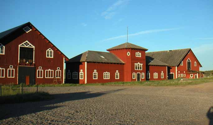 Trädgårdsmästarbostaden 8,7 x 11,6 m =101 m 2. Kalkputsreveterad timmerbyggnad på naturstensgrund, under takpannor. Byggnaden är uppförd under 1800-talet och innehåller en lägenhet i 1½ plan.