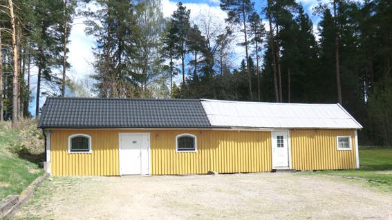 Källare under del av hus, förrådsutrymme samt varmvattenberedare och hydropress.