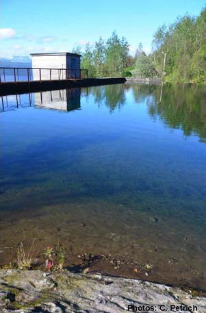 Dammen valdes då den har en enkel geometri samtidigt som reservoaren har en stabil vattenyta utan fluktuationer. Reservoarens stränder är samtidigt branta och tillgång finns till elektricitet.