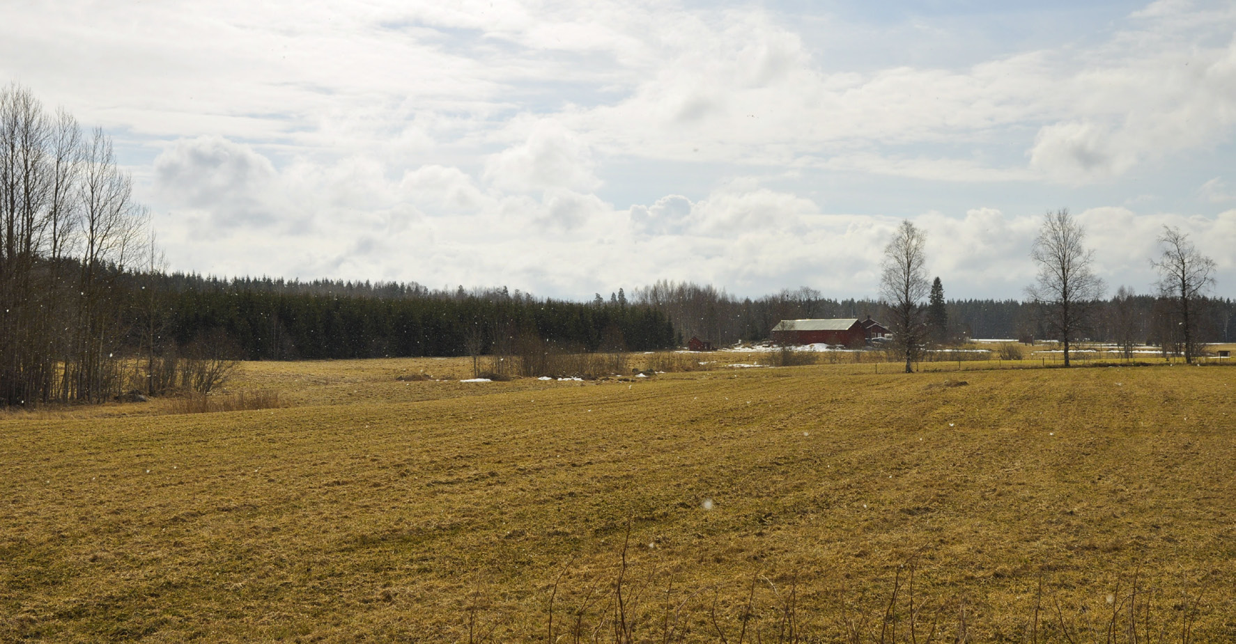 3Landskapet är i någon mån sprickdalsbetonat, även om höjdskillnaderna är relativt små och övergångarna mjuka. I höjdlägena, t.ex.