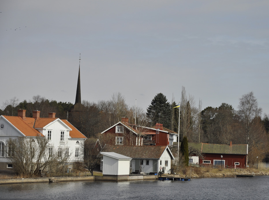 I jordbruksmarkerna väster om utredningsområdet finner man bl.a. de små byarna Bäcketorp, Sund, Källsbo, Stensäng, Sirbomark, Slättåsen, Kvarntorp, Vårbo, Grannäs, Gisslenäs, Gökhult, Lämås, Deldenäs och Råbäck.