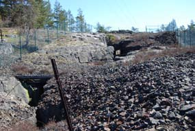 Om ingen åtgärd sker bedöms utlakningen av metaller kunna fortsätta under flera tusen år. Hur kan en åtgärd där varp och slagg läggs ut i Tjursbosjön stoppa läckaget av tungmetaller?