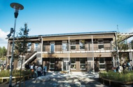 Nybyggand av förskola (passivhus) i Huddinge Västra Balingsnäs Glasfiberdörrar med aluminiumkarm har levererats till förskolans beredningskök/mottagningskök, enligt Huddinge kommuns koncept för nya