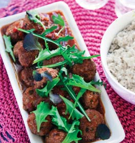 KÖTTBULLAR I TOMATSÅS MED RÖDVIN RECEPT Ca 5 min Köttbullar 500 gram blandfärs ägg* dl vatten* msk paprikapulver* tsk salt * krm svartpeppar* vitlöksklyfta kruka basilika Olivolja* Tomatsås gul lök