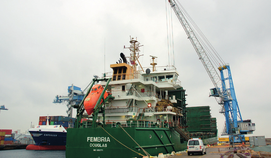 Vid kaj 904 i Västhamnen ses MSC:s fartyg Valdivia. Fartyget lossade och lastade containrar.