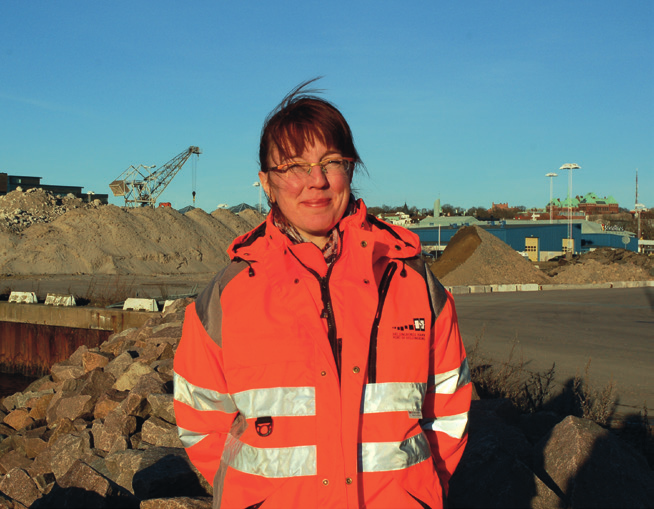 HÄNT I HAMNEN Teknisk projektledare Genom sin lite speciella start har hon hunnit samla på sig en mängd er farenheter och kunskaper kring hamnens vardag och dess olika funktioner.