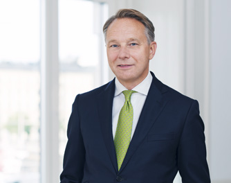 Vd Beijerinvest AB. Styrelseledamot i: Crafoordska Stiftelsen, Kjell & Märta Beijers Stiftelse, Anders Walls Stiftelse, Uppsala Universitet m.fl.