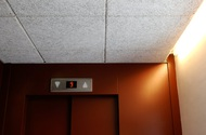 ett undertak i Träullit sjunker ljudnivån i utrymmen såsom korridorer och hisshallar tack vare materialets ljuddämpande egenskaper.