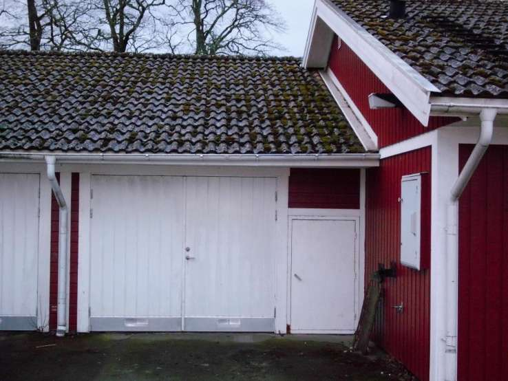 Byggnadsår/ ombyggnadsår: 1989 / Hustyp/antal våningar: 1-plans garage Taktyp, takbeläggning: Sadeltak med träfiberskiva och takpannor Grundkonstruktion: Betongplatta på mark