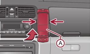 Kommunicera 101 Förbindelse med en redan kopplad mobiltelefon Efter att tändningen slagits till upprättas förbindelsen automatiskt för en redan kopplad mobiltelefon 11).