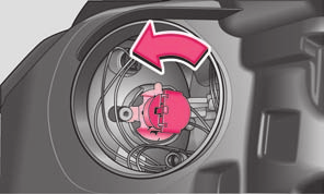 Säkringar och glödlampor 191 Helljus (halogen-projektorstrålkastare) Parkeringsljus fram Öppna motorhuven. Ta av skyddshatten A (halogen-strålkastare) resp.