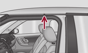 Sitta och förvara 69 Takräcke* Infästningspunkter Beskrivning När bagage eller gods ska transporteras på taket, ska följande beaktas: Ett speciellt takräckssystem har utvecklats för bilen, och därför
