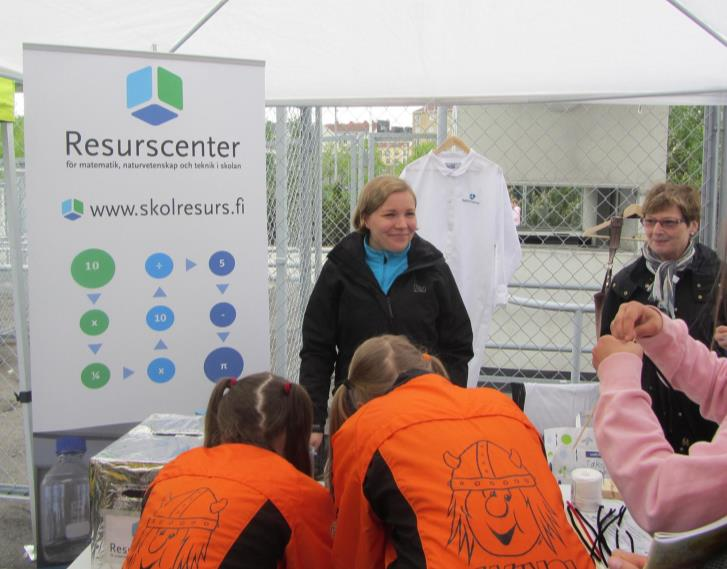 Resurscentret gjorde premiär på Stafettkarnevalen i maj. Resurspersonerna Annika Venäläinen och Mariann Holmberg stod för programmet. Foto: Minna Boström.