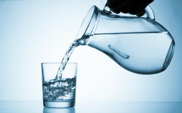 Vatten Så mycket som två tredjedelar av din kropp består av vatten. Vattnet har som främsta uppgift att lösa upp de andra näringsämnena och transportera dem dit de behövs.