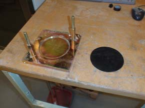Glimmerhaltens inverkan på kornfördelning och tjällyftning Figur 10 Bilden till vänster visar en bottenplatta med tillhörande gummimembran och den högra bilden visar en färdigmonterad cylinder med