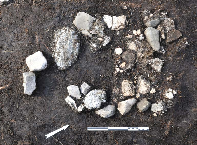 Fig. 24. Rönneholm 10:2. Stenlagd härd, A35. Skalstockens längd: 0,3 m. Foto: Arne Sjöström.